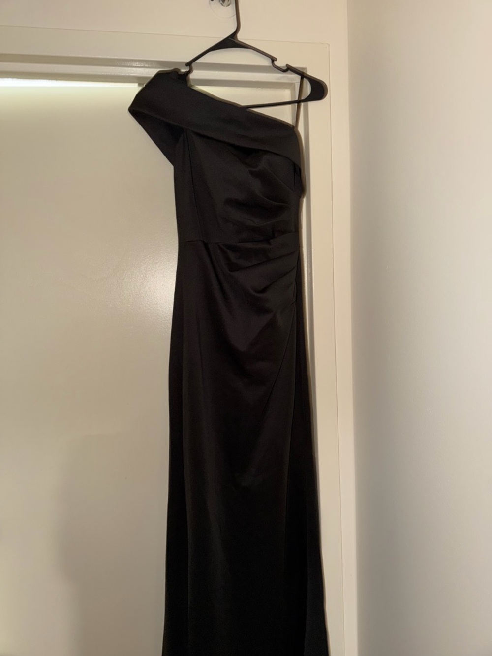 Elegant One-Shoulder Black Evening Gown